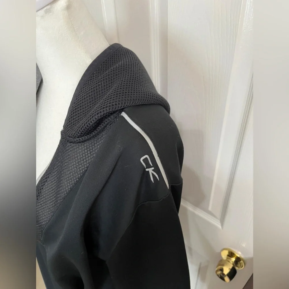 (T) Calvin Klein Black and white hoodie with mesh lining